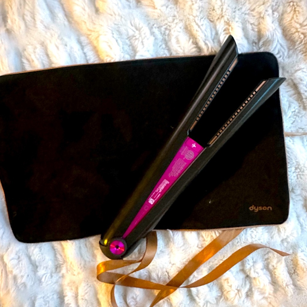 Dyson Corrale flat iron - brand new with charger and wrap case